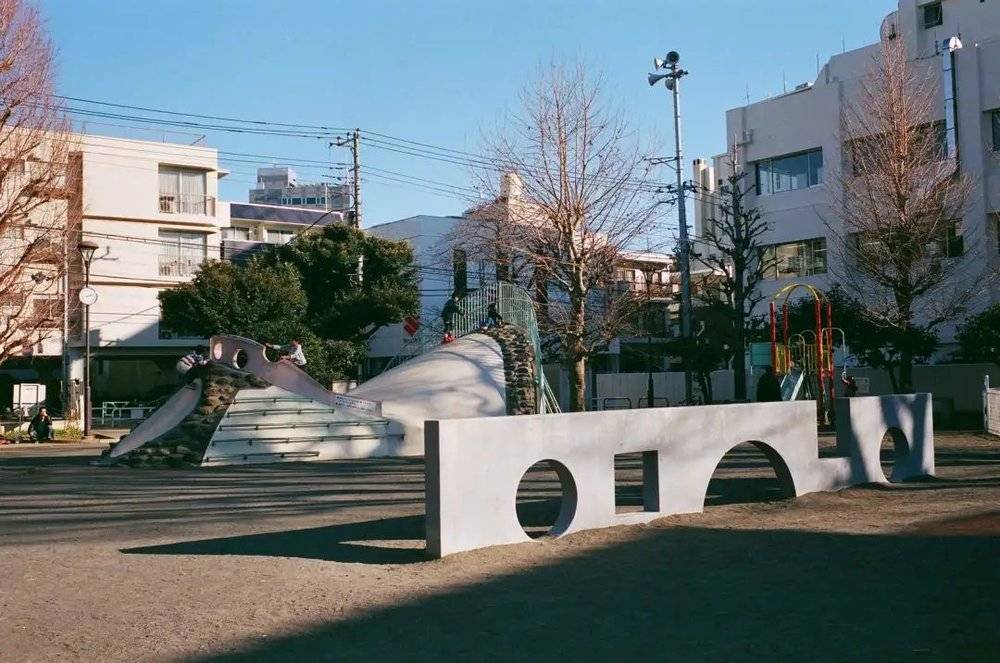 儿童乐园像岛屿一样，存在于居住区。还有不少坐着发呆的地方，对成年人也很友好，并且格外仁慈地没安置什么正经健身器材。<br>