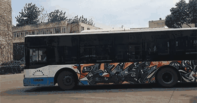2016年，为庆祝“世界无车日”绘制的涂鸦公交车。/27KM<br>