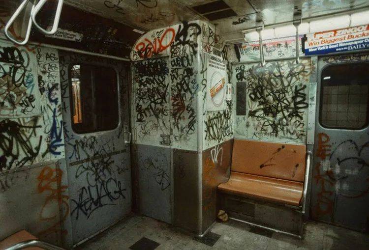 1981年，纽约地铁车厢写满各种签名。/Christopher Morris<br>