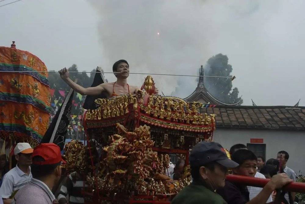 海沧三都瑞青宫的乩童穿口针 | 摄影：tony