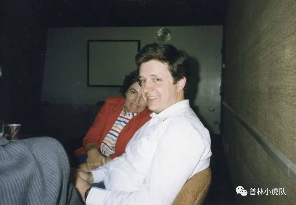 1986年，洛瓦兹夫妇在斯坦福大学。照片左边仅露出肩膀的人可能是埃尔德什。<br label=图片备注 class=text-img-note>