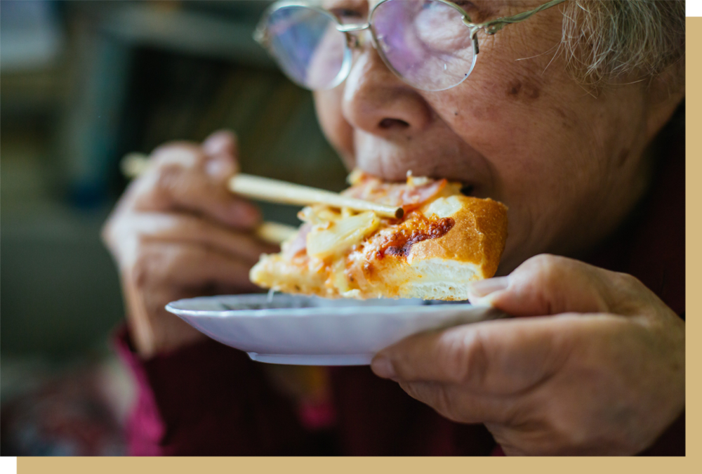 用惯了筷子的老人也选择用筷子吃必胜客。© Eater.com