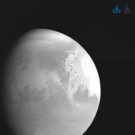 “天问一号” 获取的首幅火星图像（距离火星约220万公里）