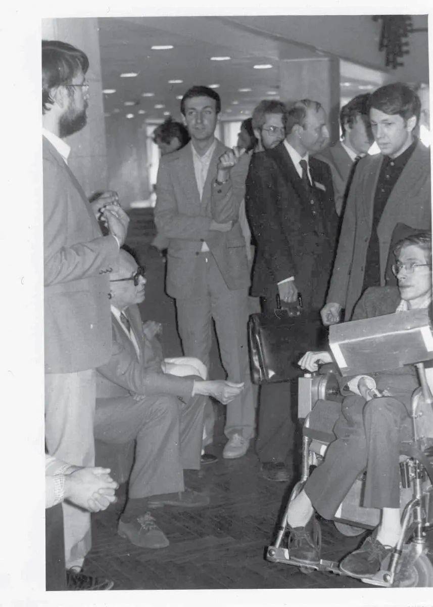 1987年，史蒂芬·霍金与林德（与霍金相邻站立者）。霍金对面坐的是前苏联原子物理学家安德烈·萨哈罗夫。© EP newsletter