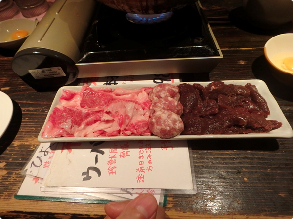 •横滨市的野味餐厅「珍兽屋」 ，棕熊肉和浣熊肉（右）