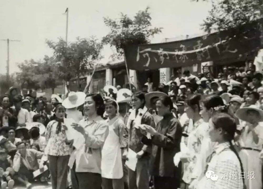 •郑州国棉三厂的群众活动，持手稿者为常香玉，图自《河南日报》<br>