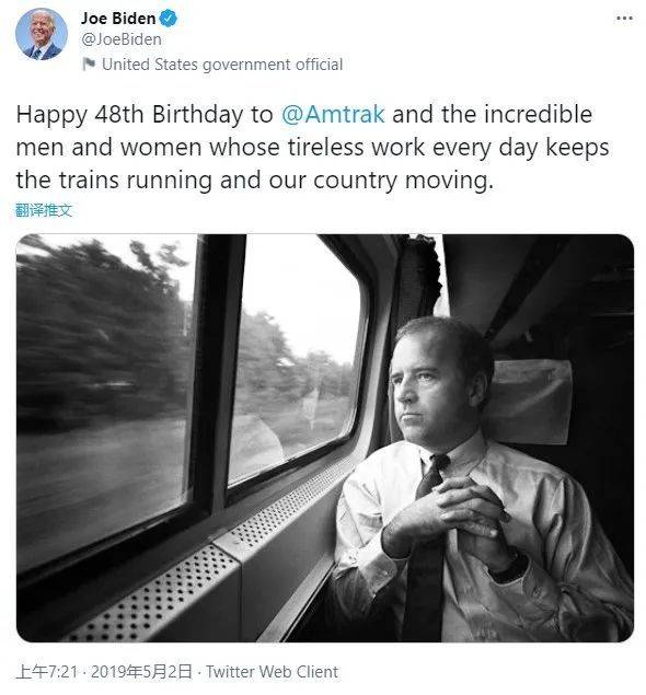 拜登还不忘在推特上贴出一张年轻时搭美铁上班的照片替美铁“庆生”。/@JoeBiden<br>