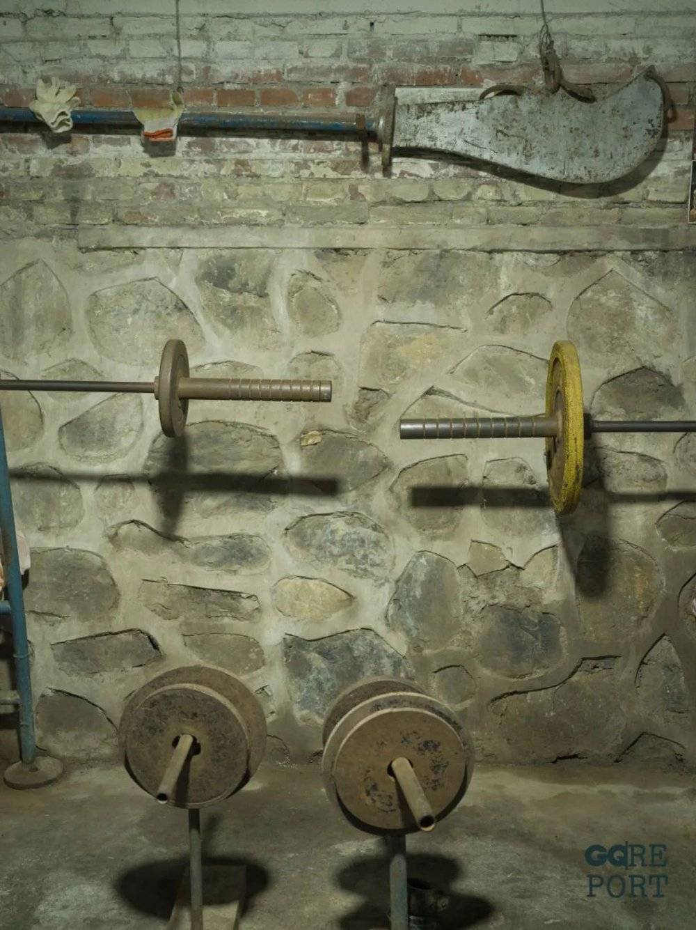 车棚健身房墙上挂着的大刀，已有三十余年历史。