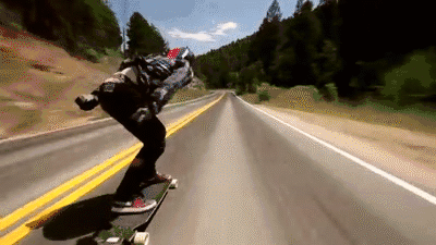 动图节选自Youtube账号Josh Neuman。他的滑板速降视频总是选在山间的公路上，拍摄一镜到底、速度极快、危险系数极高。他最高一条视频有8000多万次播放量。<br>