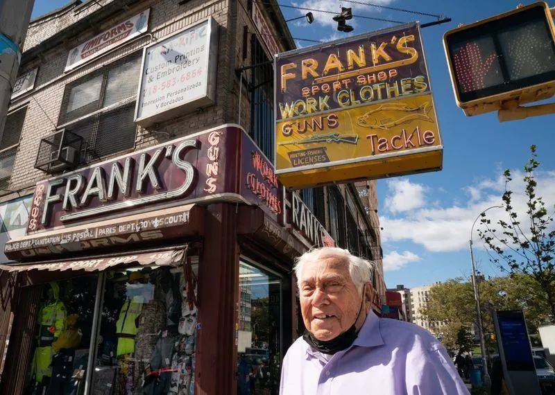 ▲弗兰克运动商店与92岁的老板莫·斯坦，图片由NYDailyNews拍摄于去年8月。<br>