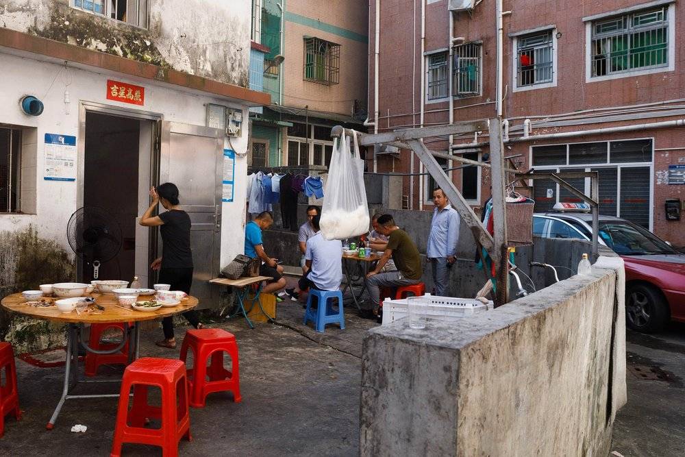 几个深圳的哥正扎堆儿在一个城市秘密基地里享受美食。<br>