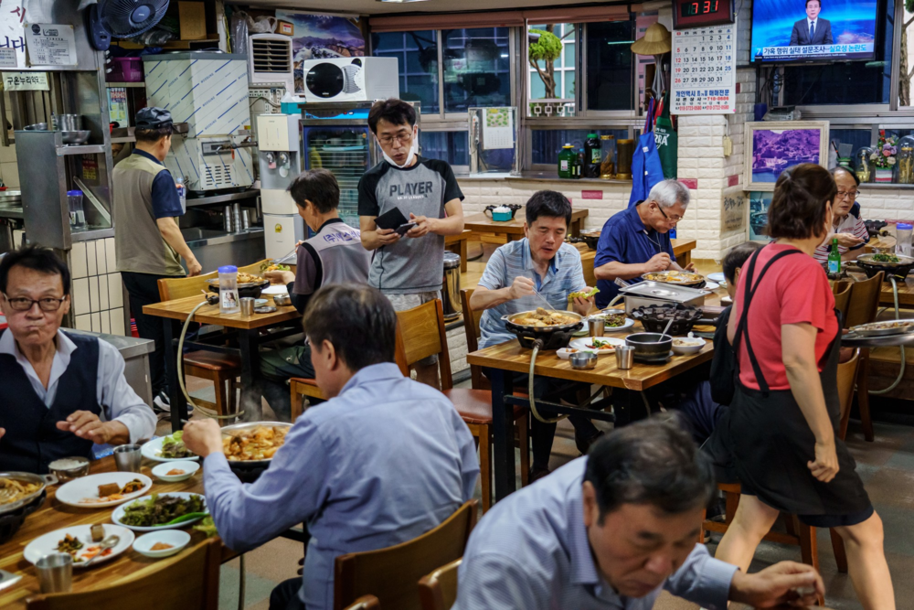 从首尔出租车司机聚集的餐厅之中，社会学家观察到了老龄化和阶级固化。