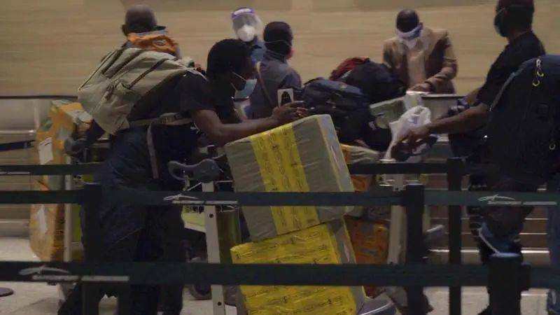 去年五月搭乘撤侨航班离开广州的尼日利亚商人。图片由二糖提供