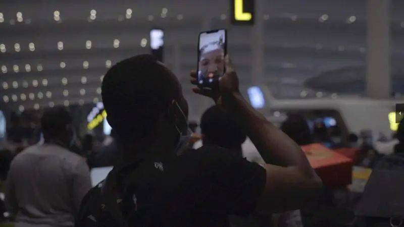 在机场内，准备回国的尼日利亚人正在与家人视频。图片由二糖提供