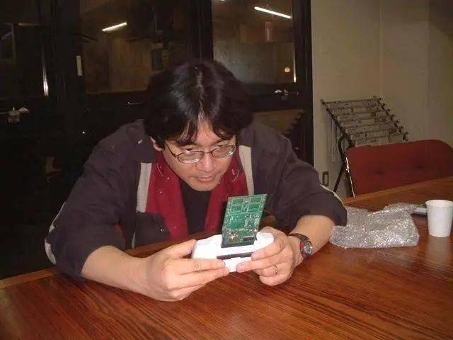 正在GBA上游玩原型卡带的岩田聪