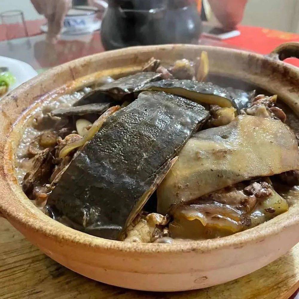 闽南人和潮汕人的烹饪方式有相似之处，但相比潮汕人，闽南人的烹饪调味更复杂，这可能是因为他们在历史上与其他文化有更多的交流<br>