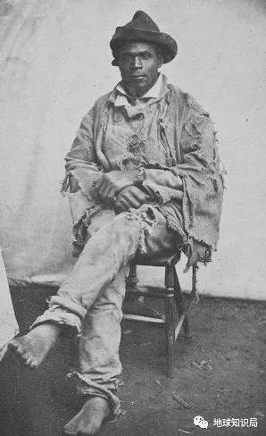 1863年，到达路易斯安那州联合军营地的戈登已是衣衫褴褛，但相比那些未能逃离地狱奴隶主的也算幸运了（图：William&Oliver/Wiki）