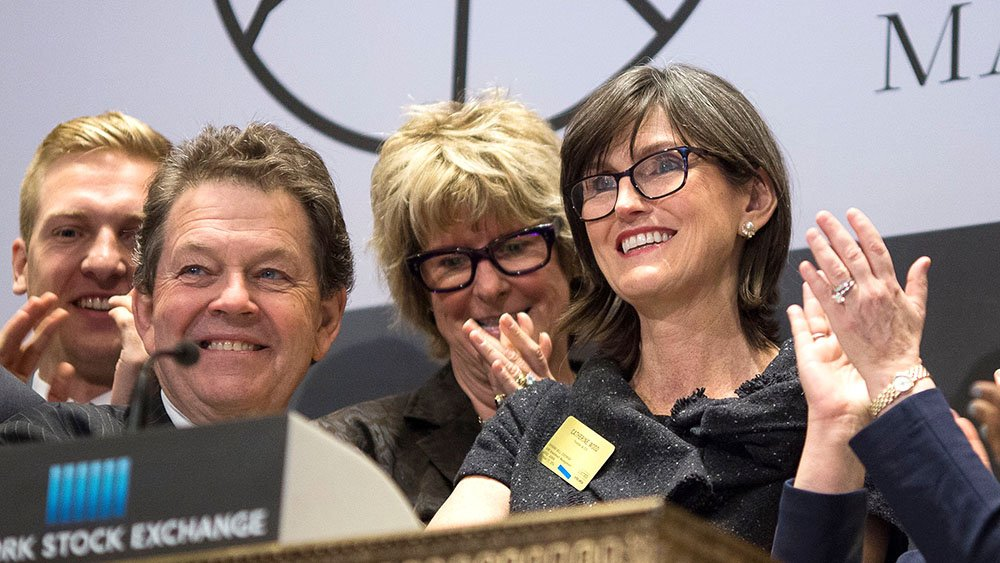 2014年10月21日，Wood和Laffer在纽交所主席台上亮相 图源：Investors’Business Daily