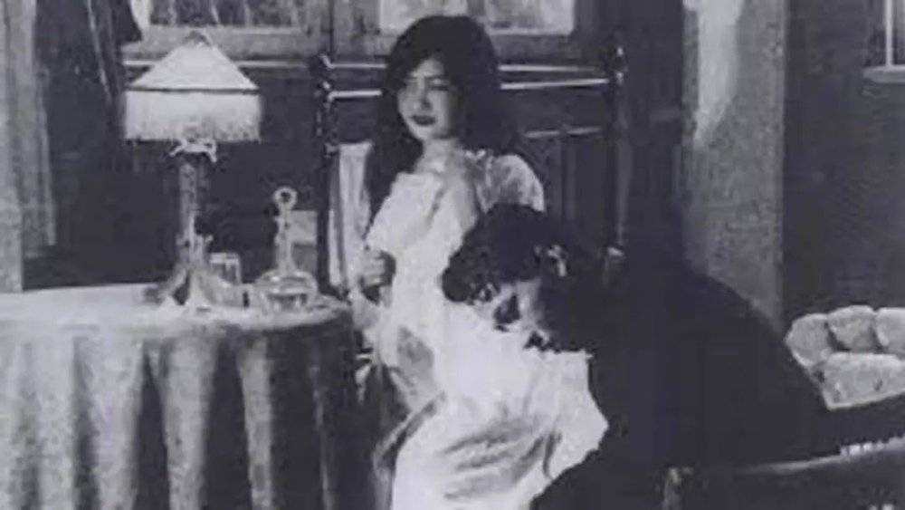 日本第一部女性演员参演的电影《生の輝き》（1919），其场景便是在一个十分欧式的房间<br>