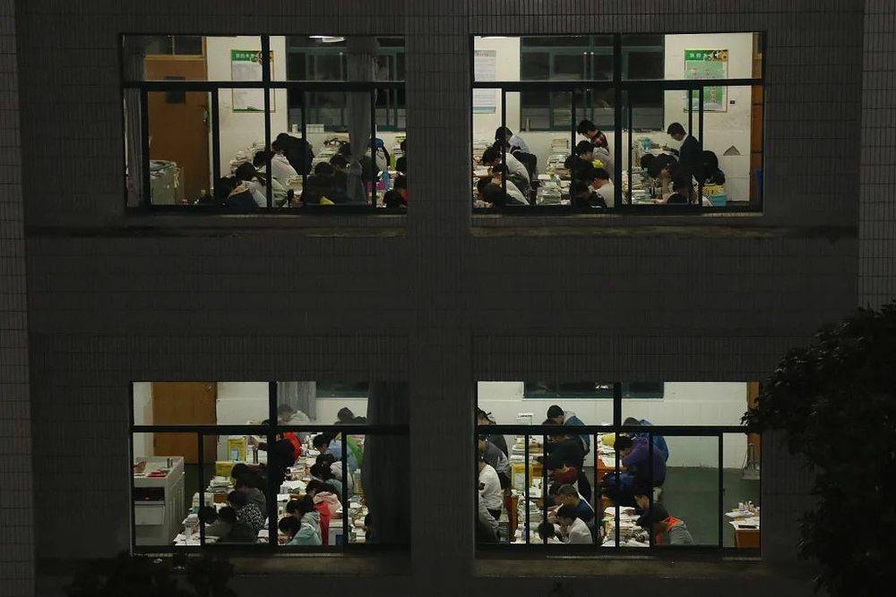 高三学生夜读迎战高考 ©视觉中国<br>