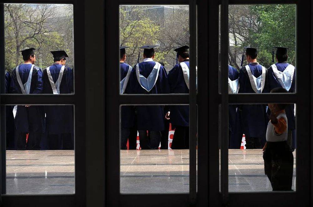 北京大学百年讲堂前，拍摄毕业照的毕业生 ©视觉中国<br>