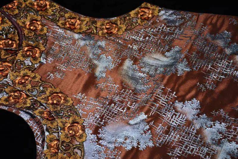 廉子雎收藏的1920年代中期织锦缎长马夹，据说出自李鸿章旧宅，经历百年，其细节仍旧华美