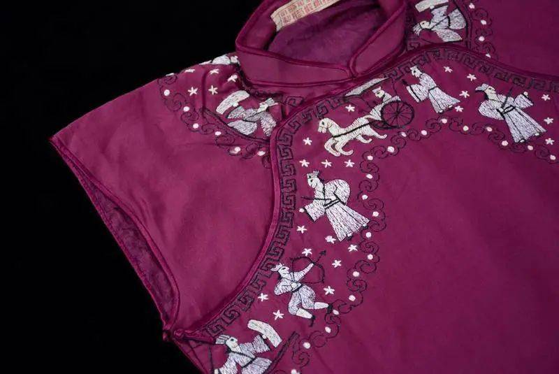 1940年代初期汉代车马人物刺绣双襟旗袍，民国时的汉墓考古成果被体现在时装上，让战争时期的“古风”服饰多了点现代的卡通感，廉子雎收藏