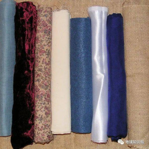 天然的纤维原料被纺成线，再经由织机制成织物，也就是可用于各种制品的布料了