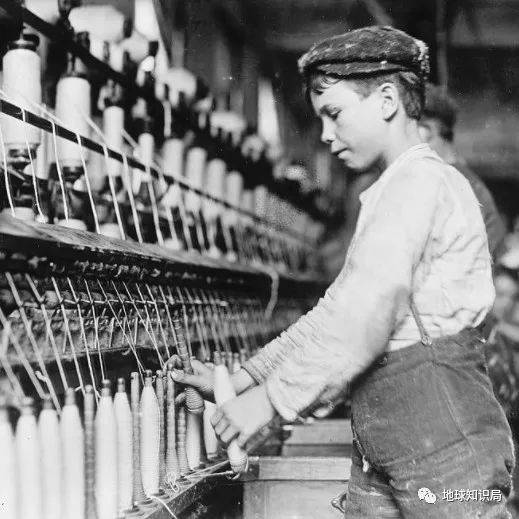 黑奴是种植园主产出原棉的永动机，那童工就是棉纺厂的推动剂。美国的棉纺业正是通过压榨和毫无人权的方式发展起来的