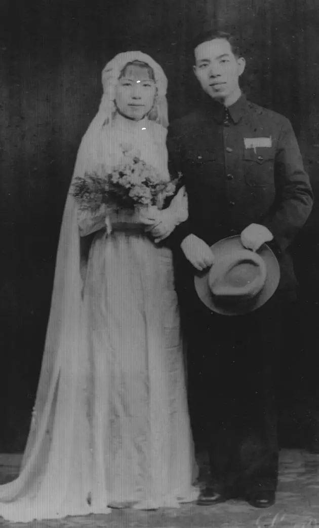1941年，丘成桐的父亲丘镇英和母亲梁若琳的结婚照。