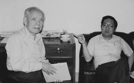 1996年，丘成桐（右）和论文导师陈省身先生摄于台湾。<br>