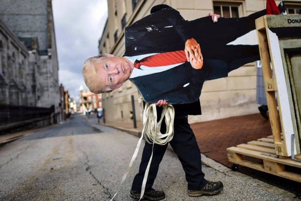 2021年1月17日美国宾夕法尼亚州，一名示威者带着特朗普造型纸牌参与示威（来源：Getty Images）<br>