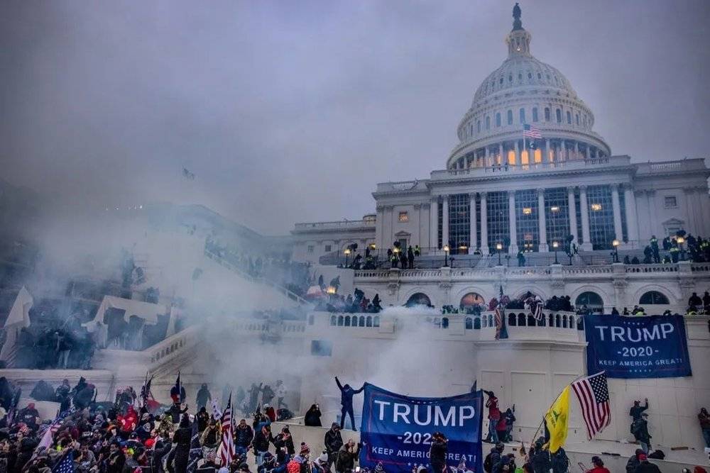 2021年1月6日美国华盛顿，特朗普支持者在国会大厦尝试闯进大楼（来源：The Washington Post via Getty  Images）<br>