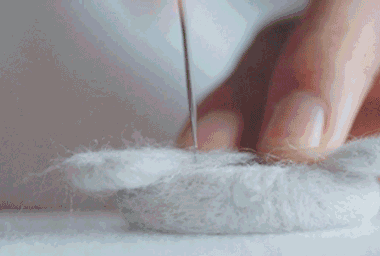 羊毛毡是一种便捷的织物，只要用针不断戳戳就可以造型