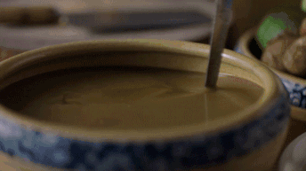 宁波人制作臭菜的卤水与臭坛子，来源：纪录片《风味人间》<br>