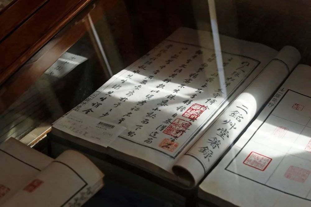2021年3月22日，北京，琉璃厂西街的古籍书店里出售的图书。图/聂一凡