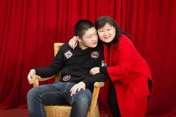 凯文与他的母亲廖艳晖。（采访对象供图）<br>