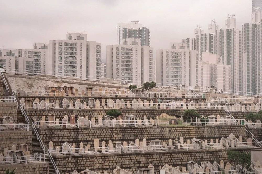 巴雷伦镜头下的香港，墓葬与居民区相邻