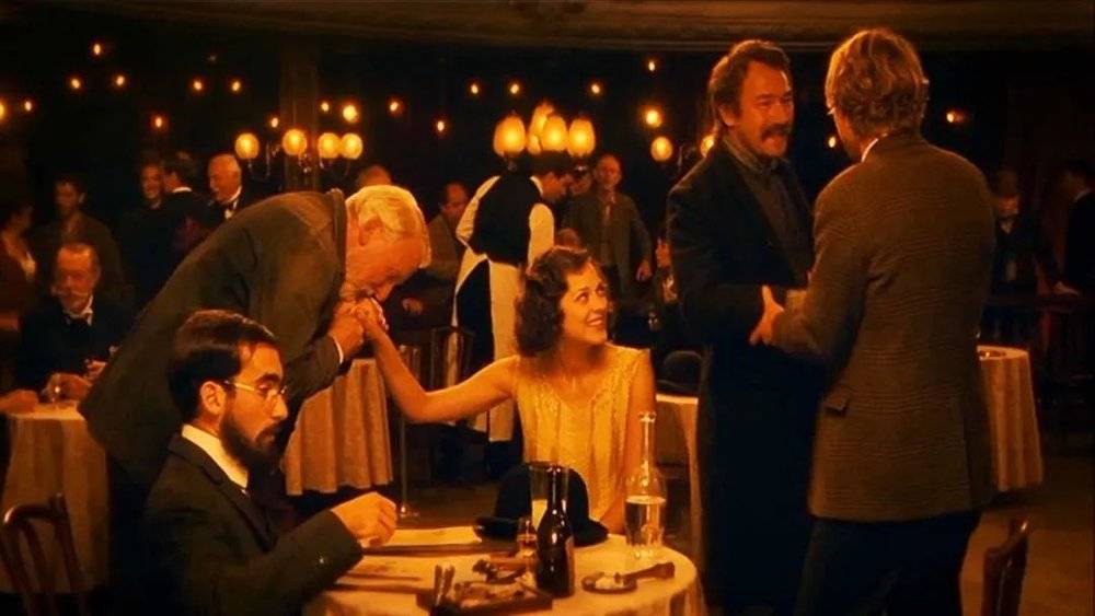 伍迪·艾伦的电影《午夜巴黎》幻想了一个男主角不断通过午夜钟声回到巴黎上一个时代的情景。  图源：电影剧照