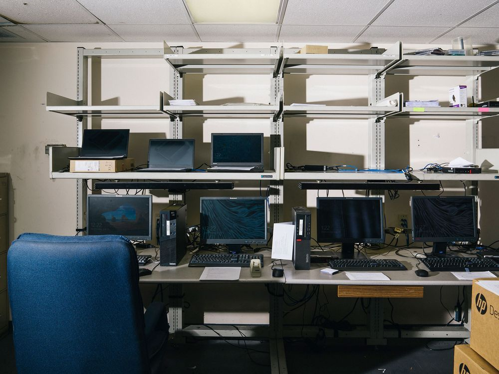 克雷索纳的临时作战室，利用传真、便签纸和旧电脑战胜了网络犯罪分子。