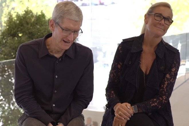 库克与苹果前零售高级副总裁安吉拉·阿伦茨<br>
