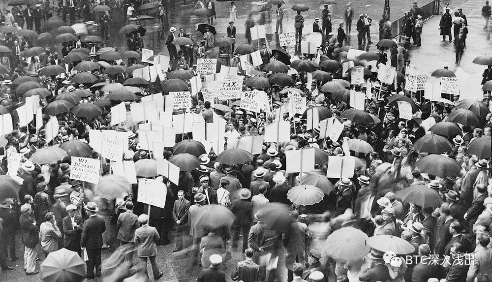 1931年美国银行（Bank of United States）倒闭后，在银行外聚集的人群