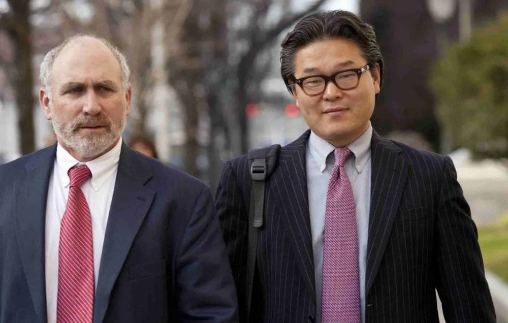 Bill Hwang跟律师走出法庭，2012年<br>