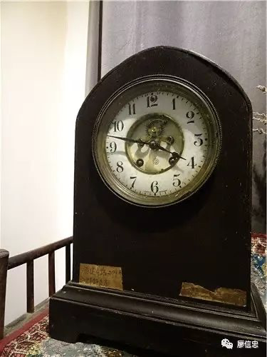 2017年捡来的1905年德国制立钟至今还摆在二楼客厅，图源廖信忠公众号《在上海捡破烂》<br>