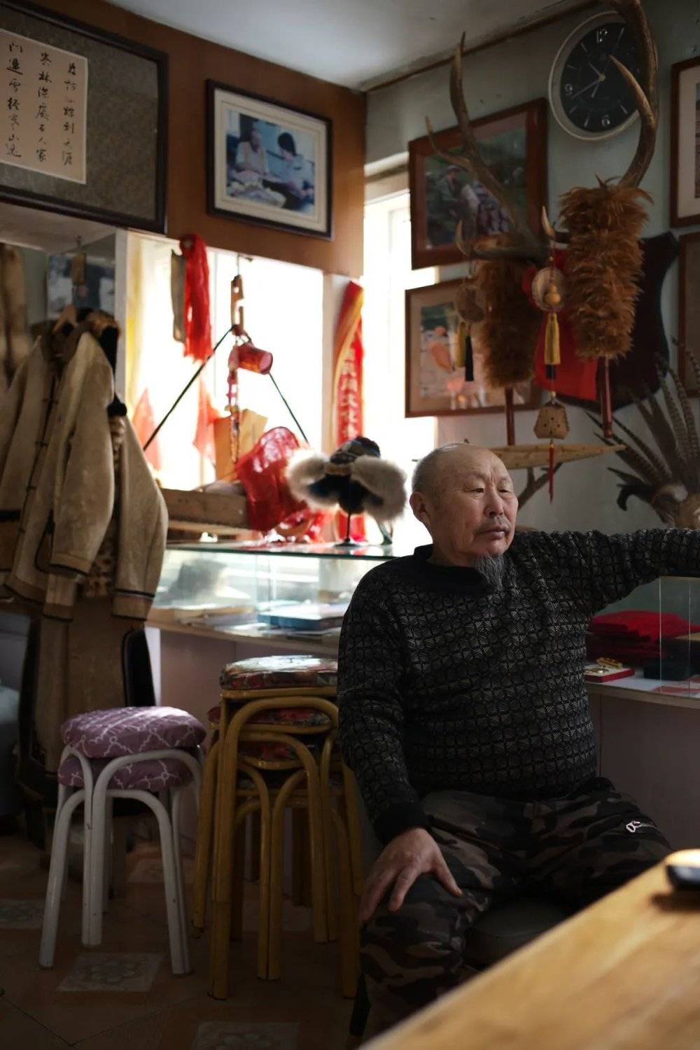 郭宝林常常坐在电视前，他是十八站乡鄂伦春在世的老人中最后的猎人。 <br>