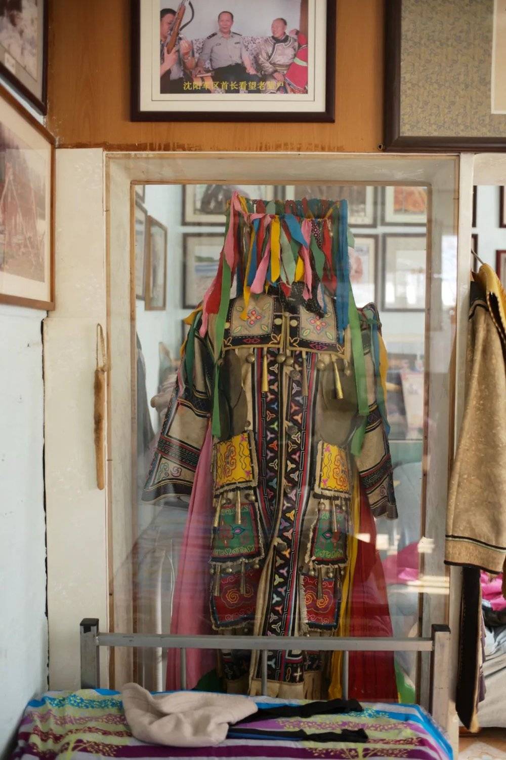 戈晓华亲手缝了三年的萨满服，现在挂在家中展示。<br>