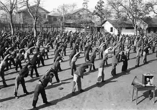 1951 年 12 月，上海南洋模范中学的学生在做第一套广播体操