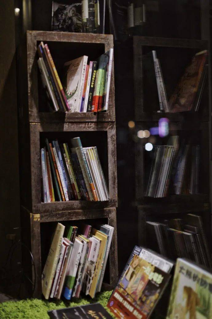 Doris拜访过的部分台湾书店，由上至下依次为台北的田园城市生活风格书店、彰化的青青的岛、台中的本册图书馆、高雄的三余书店。<br>