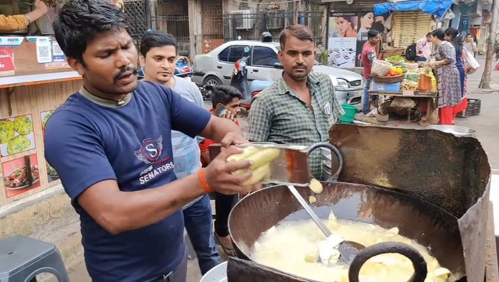 △印度街头小贩正制作香蕉薯片。/Youtube截图