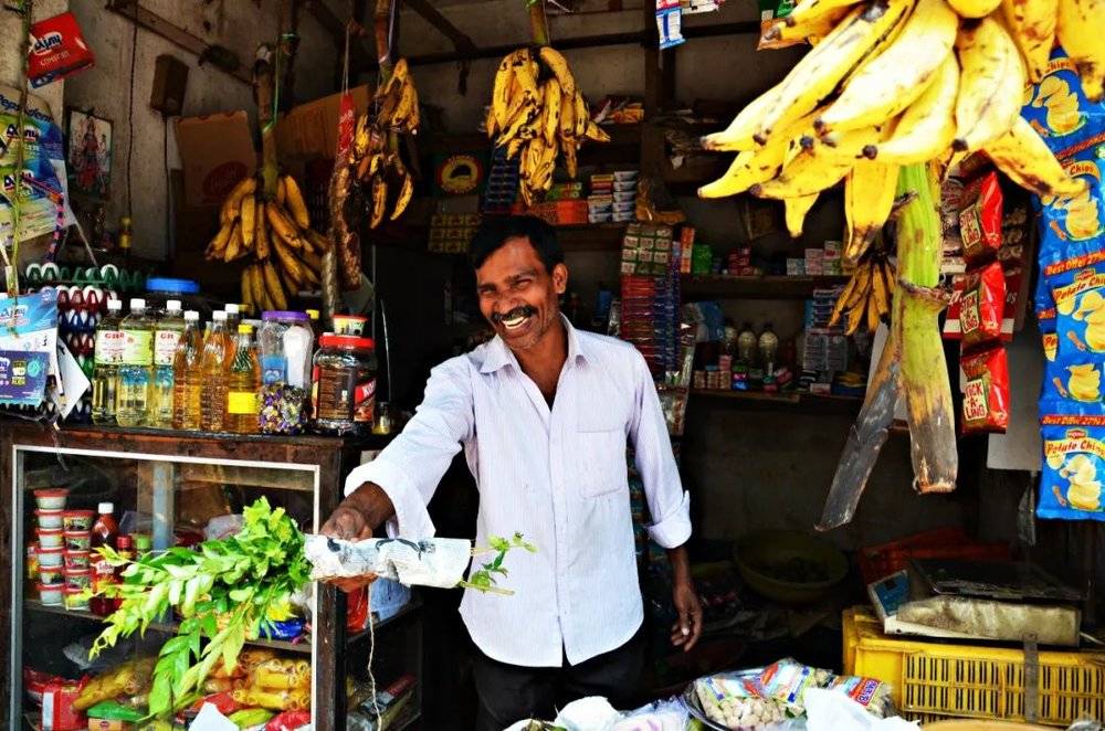 △无论卖什么，许多印度小店的房梁都会挂一串香蕉。/unsplash